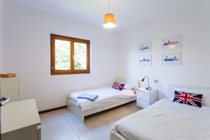 3 habitaciones, tabla de planchar con plancha, cuna de viaje y wifi 
