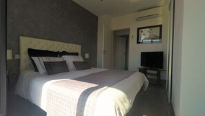 4 bedrooms, in-room safe, iron/ironing board, travel crib - House / Villa - Bandol (Bandol)