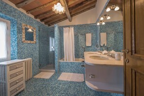 Ducha, secador de pelo, bidet, toallas