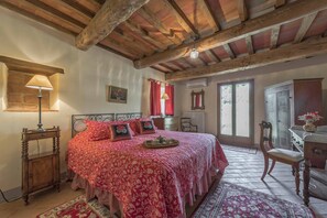 5 dormitoris, escriptori i planxa i posts de planxar 