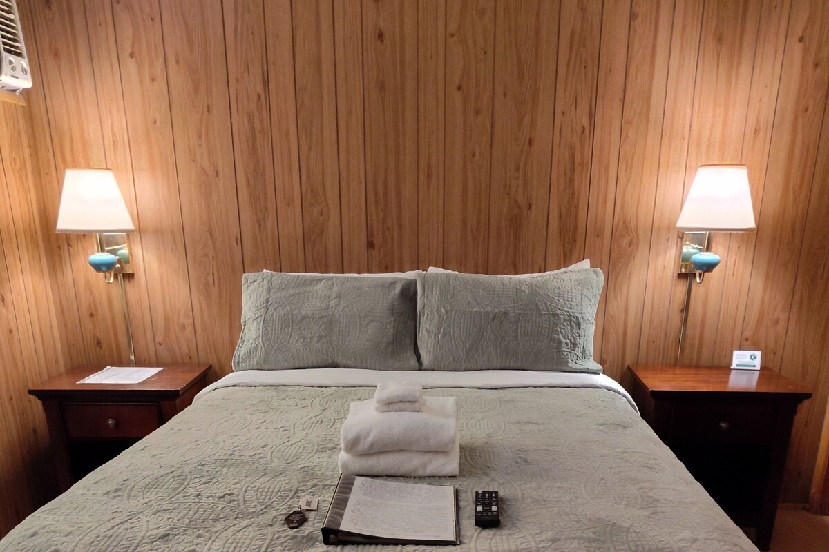 WiFi (free), bed sheets