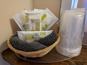 ฝักบัว, ของใช้ในห้องน้ำฟรี, ไดร์เป่าผม, ผ้าเช็ดตัว