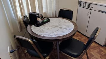 Lemari es kecil, microwave, dan mesin pembuat kopi/teh