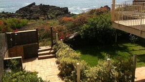 A coastal garden with steps leading to a viewing area overlooking the sea. - Casa Pozzillo: two rooms with splendid sea right in front of the house! (Acireale)