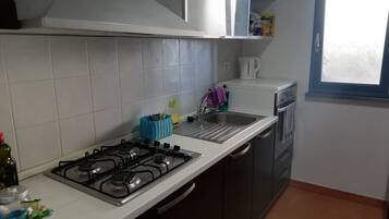 Réfrigérateur, micro-ondes, plaque de cuisson, cafetiÚre/bouilloire