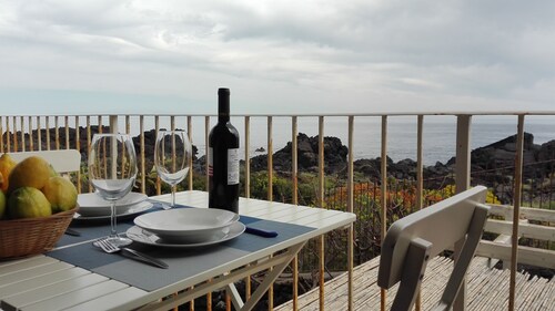 Casa Pozzillo: two rooms with splendid sea right in front of the house!