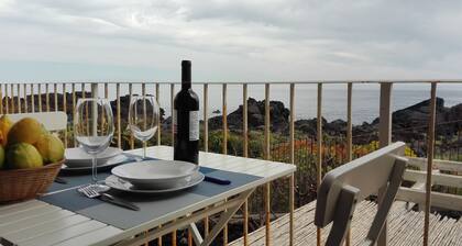 Casa Pozzillo: two rooms with splendid sea right in front of the house!