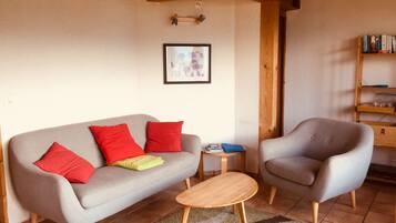 Smart-TV, Kamin, Bücher