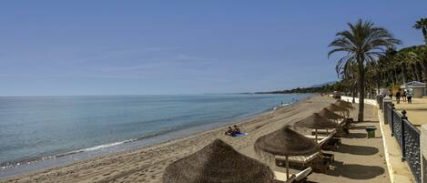 Accommodatie ligt op het strand, strandlakens