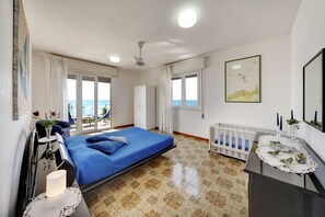 4 bedrooms, iron/ironing board, free WiFi, bed sheets - Private villa 10 meters from the sea parking wifi barbecue 4 bathrooms 4 bedrooms (Donnalucata)