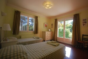 4 bedrooms, desk, iron/ironing board, free WiFi - Superb secluded villa with stunning views and heated pool (Saint-Antonin-Du-Var)