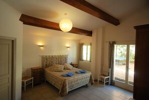 4 bedrooms, desk, iron/ironing board, free WiFi