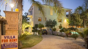 A villa for rent with a paved driveway, a pool, and a well-maintained garden. - Villa Marina for rent in Kathikas,Paphos ..Family friendly near Coral Bay. (Paphos)