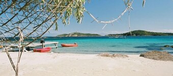 Maison individuelle, climatisée, avec jardin et piscine, trÚs calme.