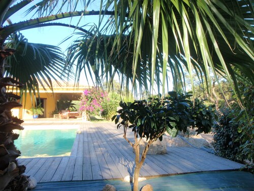 Maison individuelle, climatisée, avec jardin et piscine, très calme.