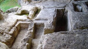 Une formation rocheuse comportant de nombreuses grottes et fissures.