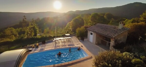 Una piscina al aire libre