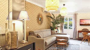 Una sala de estar moderna con un sofá seccional color beige, una mesa de centro y un comedor con una silla y mesa.