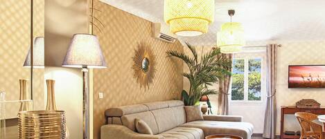 Televisión, reproductor de DVD, videoteca, estéreo