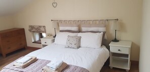 6 chambres, fer et planche à repasser, lit de bébé portatif, Wi-Fi