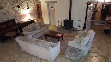 Llar de foc, taula de tennis de taula i llibres