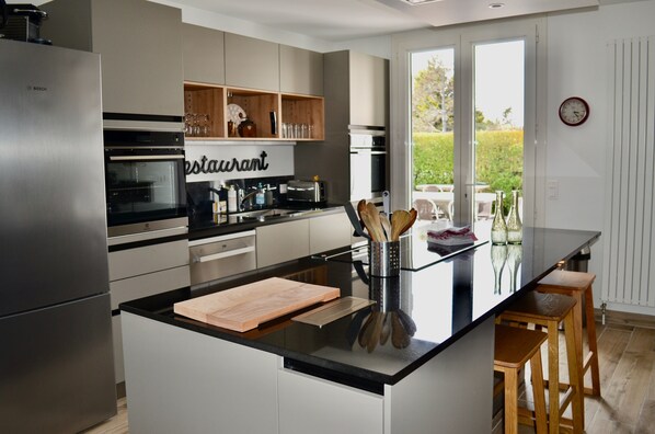 Kühlschrank, Mikrowelle, Ofen, Herdplatte