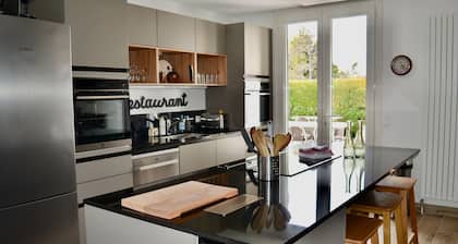 House with terraces and unobstructed view of the beach with direct access