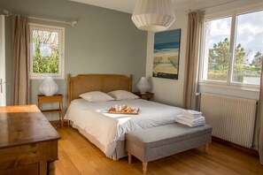7 bedrooms, desk, iron/ironing board, travel crib - House with terraces and unobstructed view of the beach with direct access (Saint-Aubin-Sur-Mer)