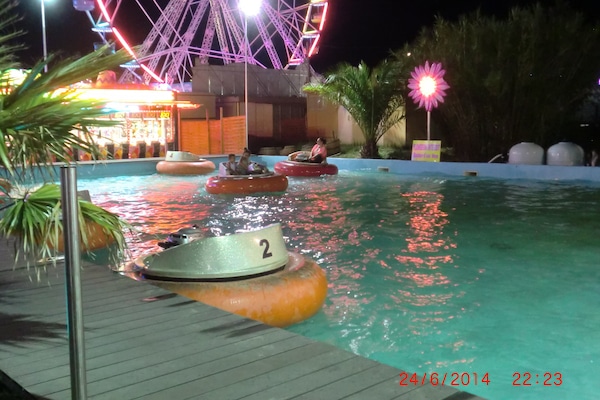 Vue partielle du parc d'attraction
