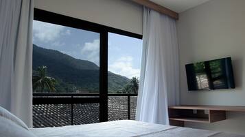 Tallelokero huoneessa, työpöytä, pimennysverhot, äänieristys