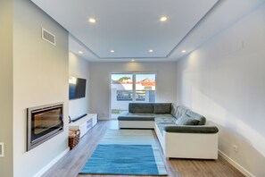 Smart TV, fireplace