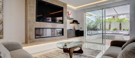 Smart-tv, een open haard, een dvd-speler en een stereo