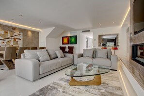 Una Smart TV, una chimenea, un reproductor de DVD