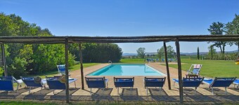 Spacious Italian Apartment w/ Large Pool And NEAR BEACH