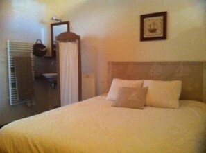 1 bedroom, in-room safe, desk, iron/ironing board