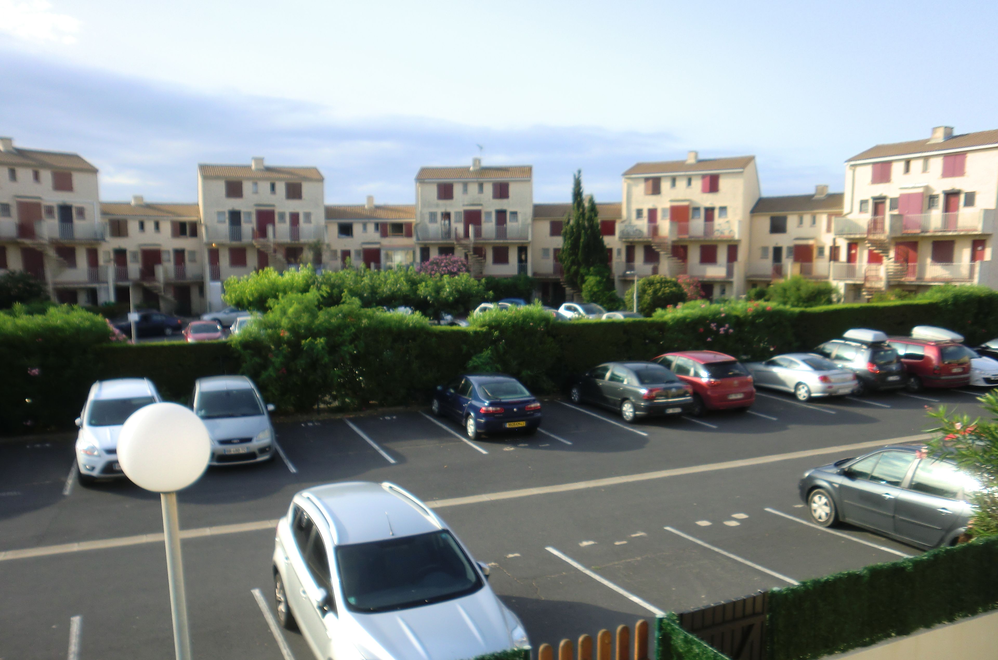 le parking (vue de la terrasse)
