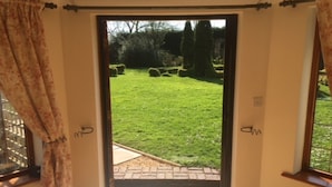 Una puerta que da a un jardín con un camino de ladrillos.
