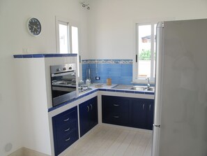 Kühlschrank, Ofen, Herdplatte, Kochgeschirr/Geschirr/Besteck