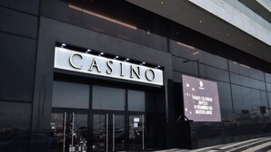 A modern building with a large sign reading "CASINO". - TMO Residence 2 P. D.L (Ponta Delgada)