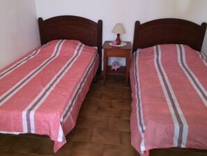 3 slaapkamers, een strijkplank/strijkijzer, wifi, beddengoed