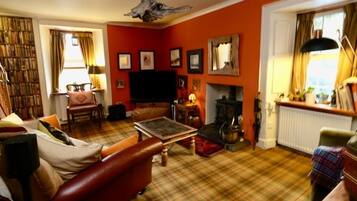 Smart TV, fireplace, books, music library