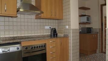 Een magnetron, een oven, een kookplaat, een vaatwasser