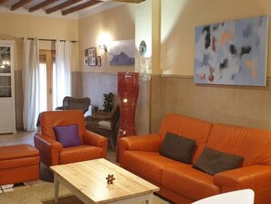 Smart TV, fireplace, stereo