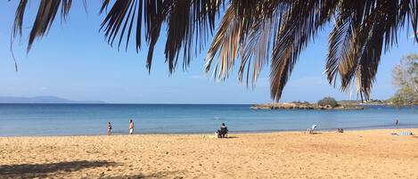 Nära stranden, solstolar och strandhanddukar