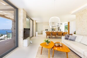 Smart-TV, peis, DVD-spiller og musikkbibliotek