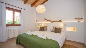 6 bedrooms, iron/ironing board, free WiFi, bed sheets