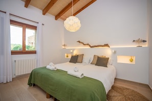 6 bedrooms, iron/ironing board, free WiFi, bed sheets