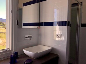 Shower, hair dryer, bidet, towels - Villa Wind Rose Poseidon (S'Archittu)