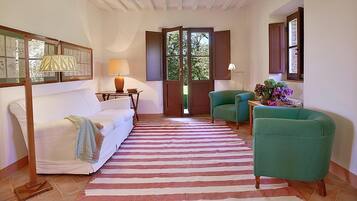 TV, caminetto, impianto stereo