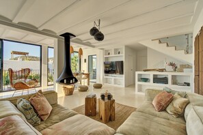 Smart TV, fireplace, video games, DVD player - Luxury 5 bed Villa with Heated Pool and Stunning Sea Views - 5min walk to Beach (Sant Josep de sa Talaia)